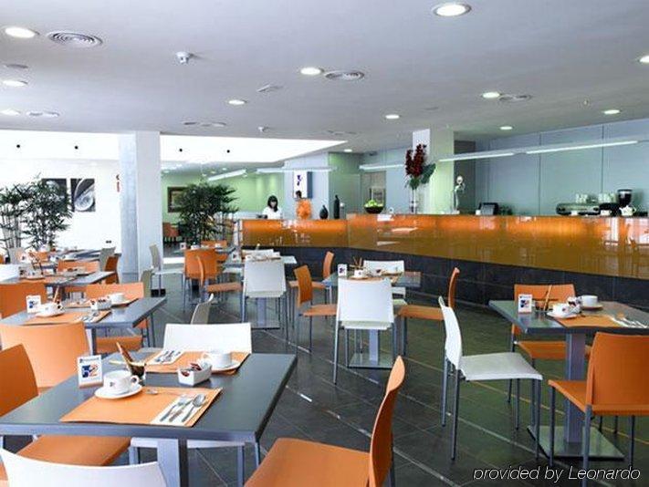 فندق إتش 2 فوينلابراذا المطعم الصورة